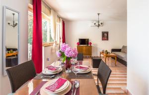 Ruang duduk di Two-Bedroom Apartment In Tucepi