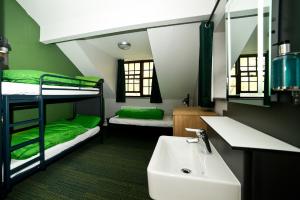 a bathroom with a sink and two bunk beds at YHA Snowdon Pen-y-Pass in Llanberis