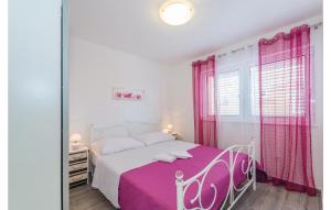 um quarto com uma cama branca e cortinas cor-de-rosa em 2 Bedroom Lovely Apartment In Biograd em Biograd na Moru