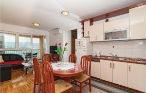 Kuchyň nebo kuchyňský kout v ubytování Two-Bedroom Apartment Misevac With Sea View 07