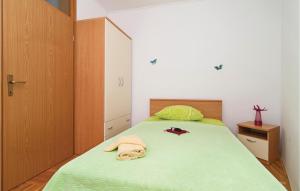 Postel nebo postele na pokoji v ubytování Two-Bedroom Apartment Misevac With Sea View 07