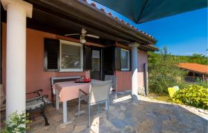 stół i krzesła na patio domu w obiekcie Holiday Home Labin 57 w mieście Drenje