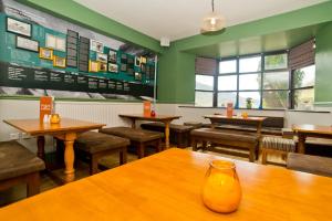 uma sala de jantar com mesas e cadeiras de madeira em YHA Snowdon Pen-y-Pass em Llanberis