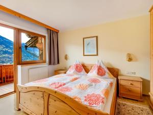 Postel nebo postele na pokoji v ubytování Wonderful Apartment in F genberg with Balcony