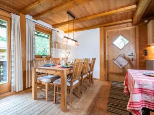 - une salle à manger avec une table et des chaises en bois dans l'établissement Chalet in Kirchberg with terrace and garden, à Aschau