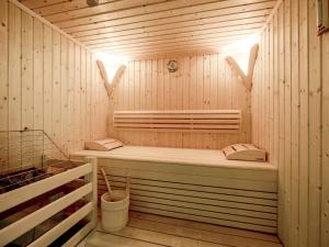 eine Sauna mit einem Bett in einem Holzzimmer in der Unterkunft Charming Apartment in Gerlos with Private Sauna in Gerlos