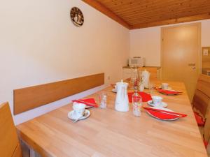 ヴァルト・イム・ピンツガウにあるCozy apartment in Wald K nigsleitenの木製テーブル(赤いナプキンと皿付)