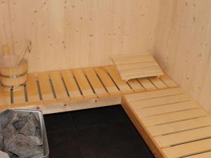 eine Holzsauna mit einer Bank und einem Eimer in der Unterkunft Nice chalet in Hohentauern Styria with sauna in Hohentauern