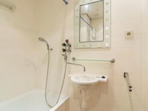 Bilik mandi di Apartment in Tauplitz near Ski Lift