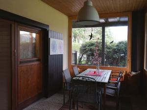 comedor con mesa, sillas y ventana en Holiday apartment in Tauplitz with sauna en Tauplitz