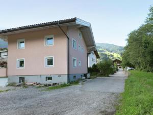 アシャウにあるApartment with terrace in Aschau im Zillertalの砂利道大ピンクの建物