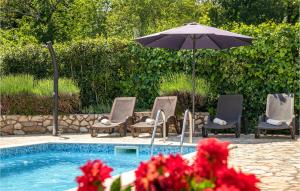 Bazén v ubytování Holiday Home Faraguni Ii nebo v jeho okolí