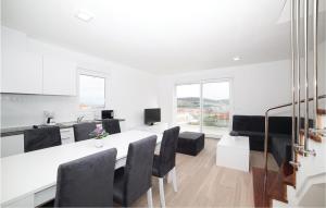 Kuchyňa alebo kuchynka v ubytovaní Three-Bedroom Apartment In Trogir