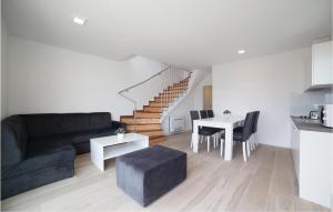 Kuchyňa alebo kuchynka v ubytovaní Three-Bedroom Apartment In Trogir