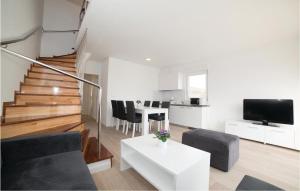 ein Wohnzimmer mit einem Sofa und einem Tisch in der Unterkunft Beautiful Apartment In Trogir With Kitchen in Trogir