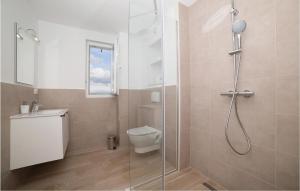 Kúpeľňa v ubytovaní Three-Bedroom Apartment In Trogir