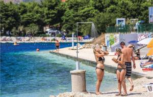 Hostia v ubytovaní Three-Bedroom Apartment In Trogir