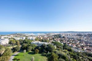 une vue aérienne sur une ville avec des bâtiments et des arbres dans l'établissement BNB RENTING breathtaking view 2 bedroom apartment in Antibes !, à Antibes