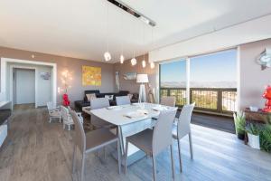 - une salle à manger et un salon avec une table et des chaises dans l'établissement BNB RENTING breathtaking view 2 bedroom apartment in Antibes !, à Antibes