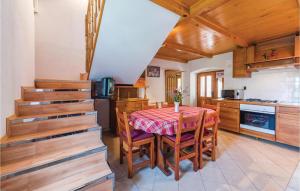kuchnia ze stołem, krzesłami i drewnianymi szafkami w obiekcie Holiday Home Damijanici Vi w mieście Žminj