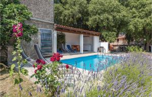 Willa z basenem i kwiatami w obiekcie Holiday Home Damijanici Vi w mieście Žminj