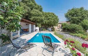 Basen w obiekcie Holiday Home Damijanici Vi lub w pobliżu