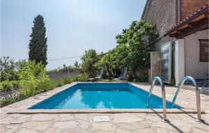 basen na podwórku domu w obiekcie Holiday Home Damijanici Vi w mieście Žminj +34 zdjęcia