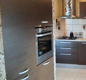 a kitchen with an oven in a kitchen at Penthouse apartment in Mažeikiai