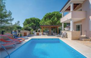 Bazén v ubytování Holiday Home Valbandon I nebo v jeho okolí