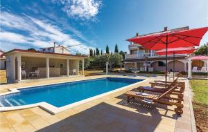 une maison avec piscine et une maison dans l'établissement Apartment Peroj Ii, à Vodnjan