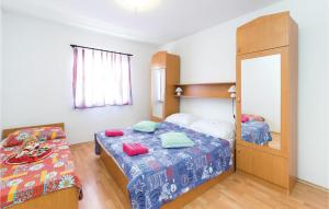 Postel nebo postele na pokoji v ubytování 1 Bedroom Cozy Apartment In Vidalici