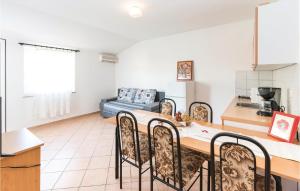 Kuchyň nebo kuchyňský kout v ubytování 1 Bedroom Cozy Apartment In Vidalici