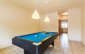 una mesa de billar en medio de una habitación en Cozy Home In Medulin With Kitchen, en Medulin
