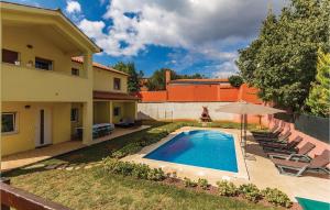 una piscina en el patio trasero de una casa en Cozy Home In Medulin With Kitchen, en Medulin