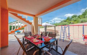 - une table et des chaises sur une terrasse avec une aire de jeux dans l'établissement Stunning Home In Podpican With Outdoor Swimming Pool, à Gromnik