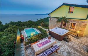 een luchtzicht op een huis met een hot tub bij Cozy Home In Medveja With Outdoor Swimming Pool in Medveja