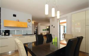 Gallery image of Cozy Home In Umag With Wifi in Murine