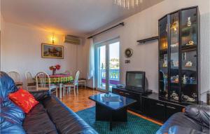 a living room with a couch and a tv at Pet Friendly Apartment In Mundanije With House A Panoramic View in Mundanije