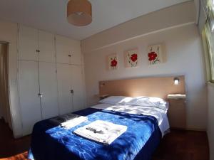 Alquiler Departamento Centro Mendoza Capital في ميندوزا: غرفة نوم عليها سرير وفوط