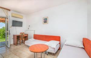 een woonkamer met een bank en een tafel bij 1 Bedroom Pet Friendly Apartment In Njivice in Njivice