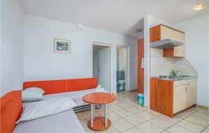 een woonkamer met een bank en een tafel bij 1 Bedroom Pet Friendly Apartment In Njivice in Njivice