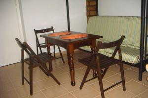 une table en bois, deux chaises et un canapé dans l'établissement Sevilla a tus pies, à Mairena del Aljarafe