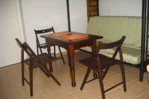 a wooden table and two chairs and a couch at Sevilla a tus pies in Mairena del Aljarafe +13 photos
