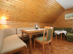 ein Zimmer mit einem Tisch und Stühlen in einer Hütte in der Unterkunft Cozy apartment in Eberndorf Carinthia near the Petzen ski area in Eberndorf
