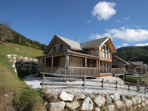 een huis op een heuvel met een stenen muur bij Chalet in Hohentauern with in house wellness in Hohentauern