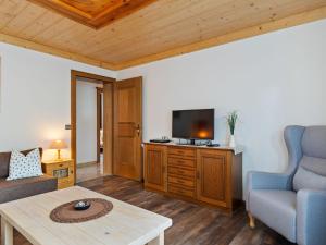 salon z telewizorem, kanapą i stołem w obiekcie Chalet Bramberg near Ski Slopes w mieście Dorf