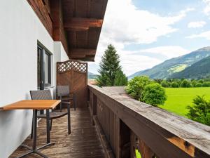 balcón con mesa, sillas y montañas en Cosy Apartment in M hlbach with Balcony en Dorf