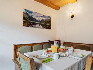 stół jadalny z białym blatem w obiekcie Chalet Bramberg near Ski Slopes w mieście Dorf