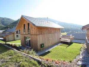 霍亨陶恩的住宿－Wooden chalet in Hohentauern Styria with sauna，木屋设有甲板和庭院