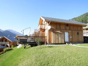 ホーエンタウアーンにあるWooden chalet in Hohentauern Styria with saunaの大庭付きの家